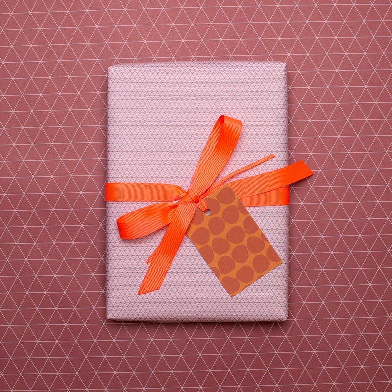 Rotes Geschenkpapier Dreiecke - grafisches Geschenkpapier rosa rot, perfekt für Geschenke zum Muttertag, als Verpackung für Valentinstags Geschenke oder neutrales Geschenkpapier für Frauen.