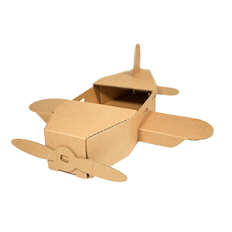 Großes Spielzeugflugzeug aus Pappe