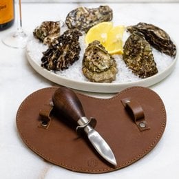 Oyster knife with leather glove, round and sharp blade, for opening and serving fresh oysters.