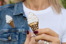  Soft ice cream-inspired brooches in a light blue color, featuring a glittery ice cream design.