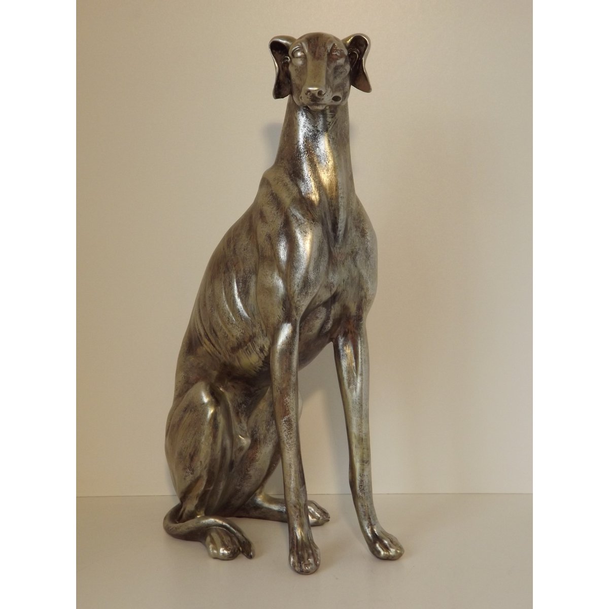 Sleak sitting silver dog polyresin