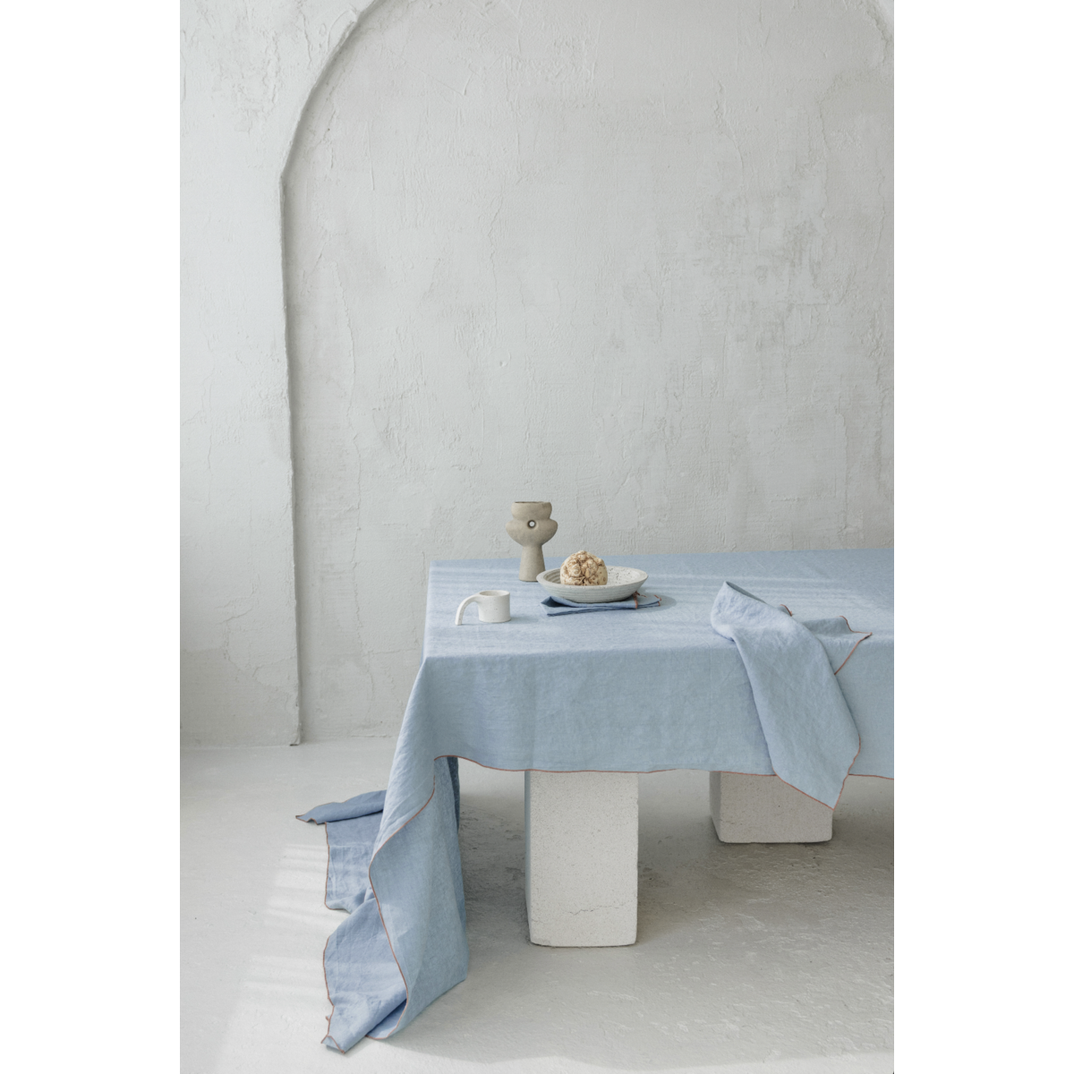 Linnen tafelkleed met contrastdetail Lake Tonic Blue -330x145cm