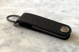 Lundholm Llavero de cuero con abridor de cerveza negro - bonito regalo para hombres Regalo del Día del Padre Regalo del Día del Padre regalos para hombres - abridor de botellas de cuero | diseño escandinavo