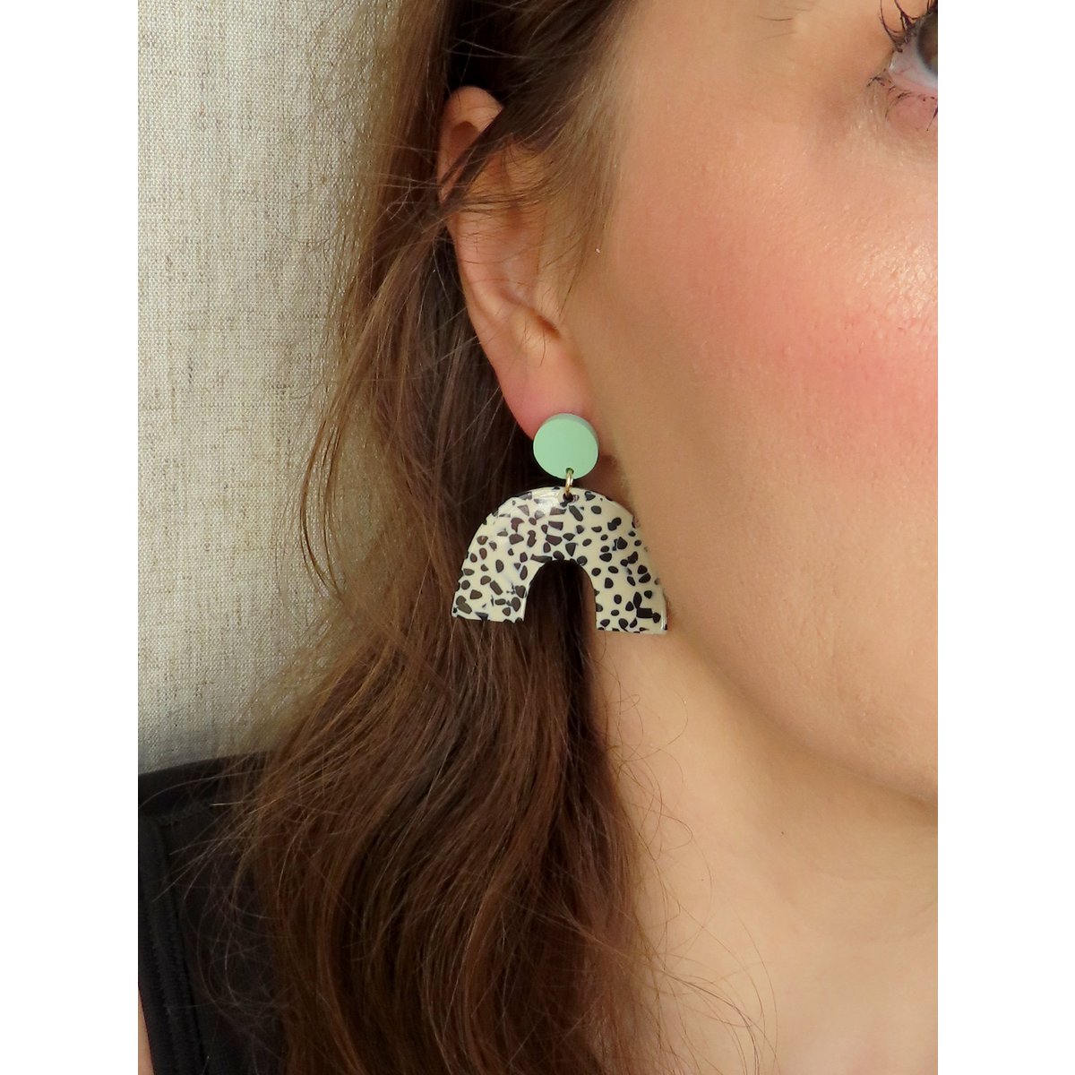 Pendientes llamativos con arco de lunares en color gris