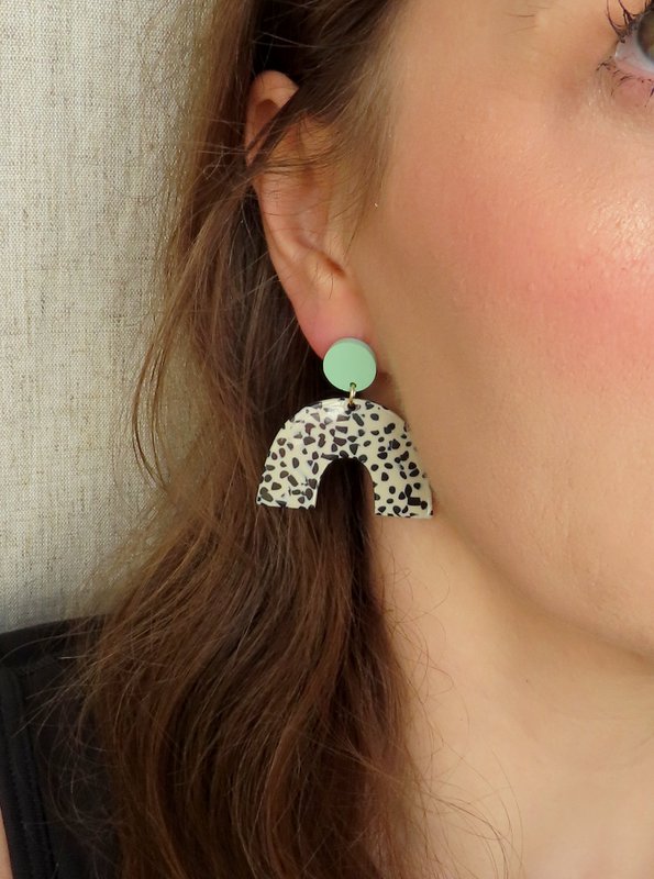 Pendientes llamativos con arco de lunares en color gris