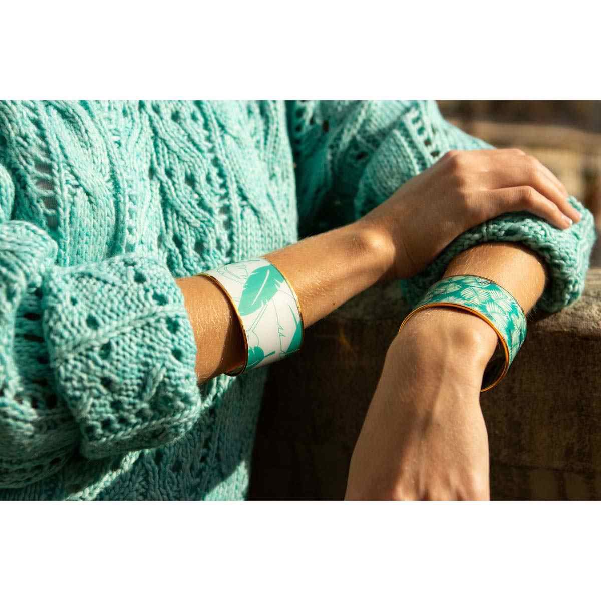Multicolored email manchet armband gouden afwerking