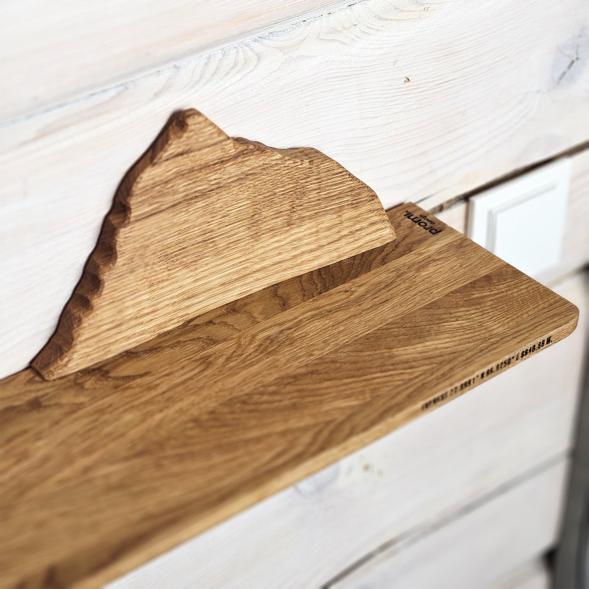 Estante de montaña Everest de madera artesanal, una solución de almacenamiento funcional y elegante
