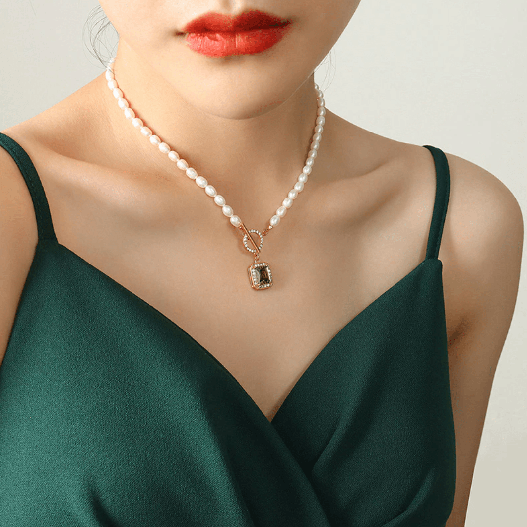 Jelena - Choker-Halskette mit quadratischem Anhänger und Saatperlen