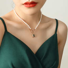 Jelena - Choker-Halskette mit quadratischem Anhänger und Saatperlen