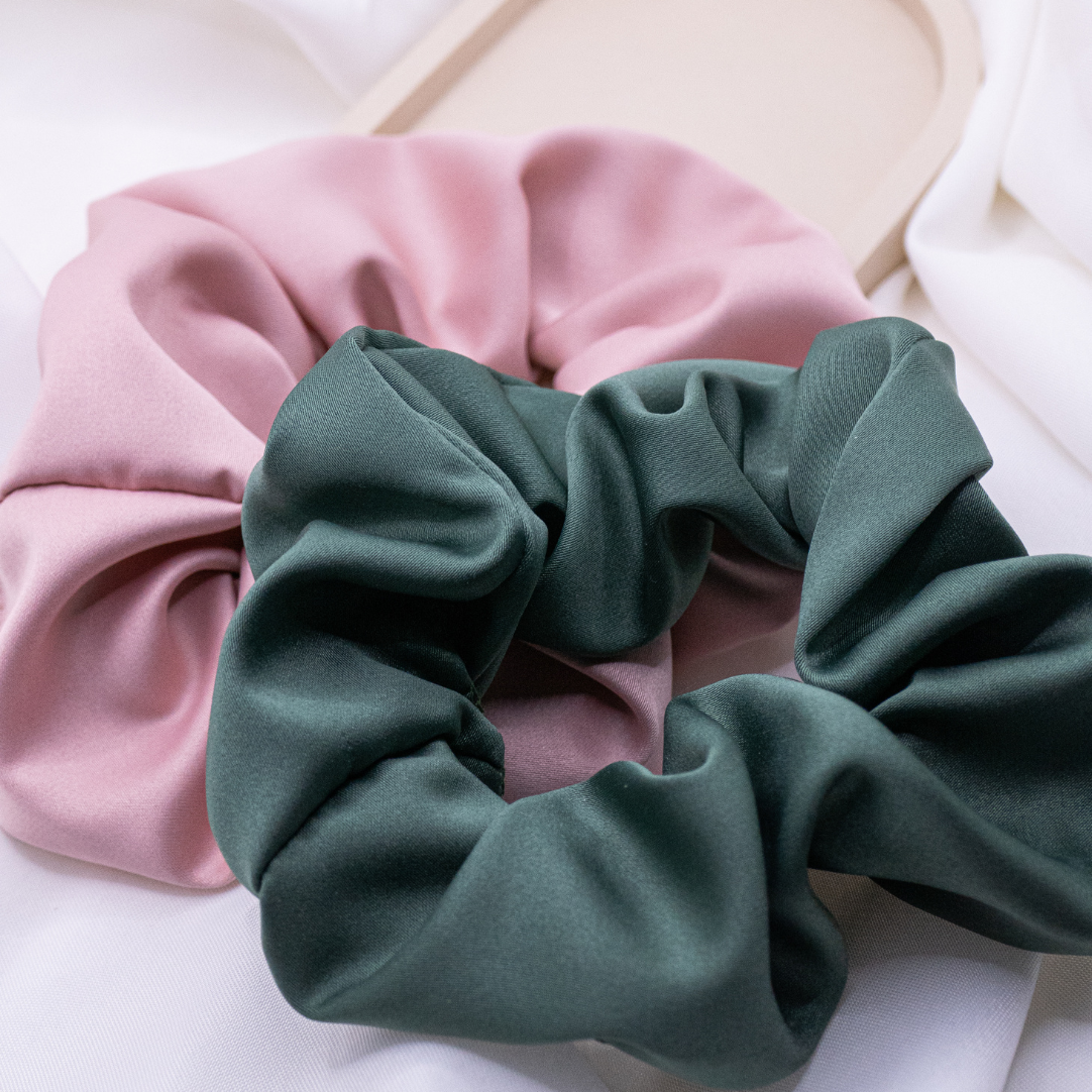Scrunchie bandeau vert satiné vert foncé - attache cheveux cousu main brillant