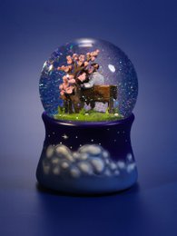 Love Story snekugle – romantisk musikalsk snekugle i glas med sneeffekt og "La Vie en Rose"-melodi