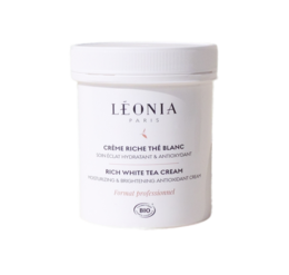White, rich cream in a 30ml tube. Moisturizing formula with natural ingredients.