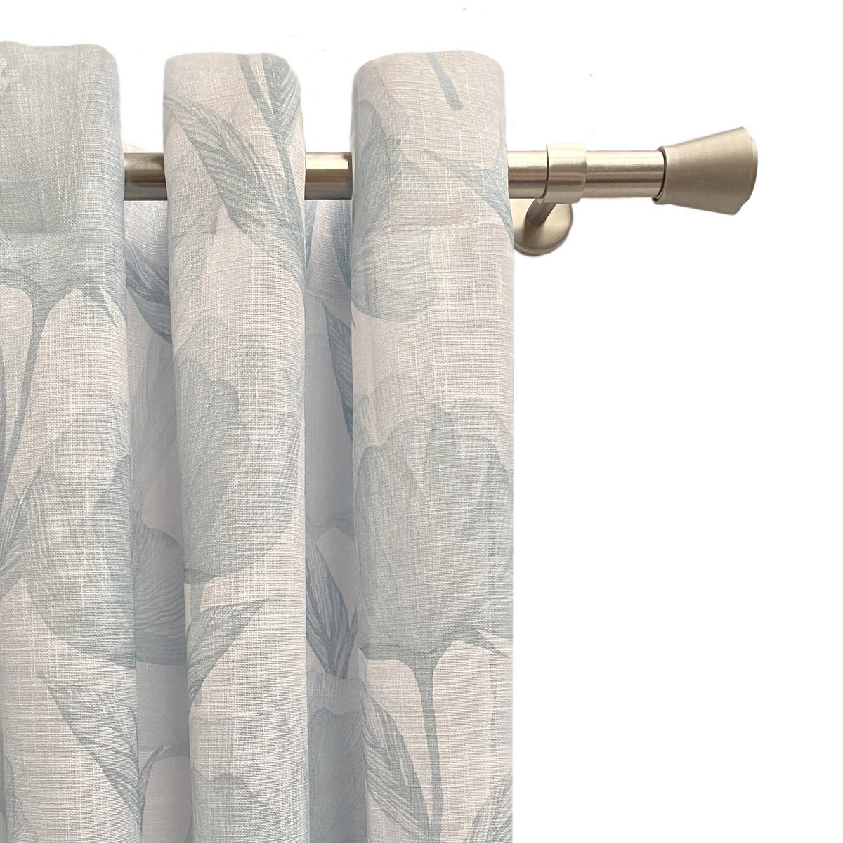 Durchscheinender Vorhang aus Ösen. Digital bedruckter, durchsichtiger Vorhang mit hochwertigen Ösen, der Blumenmuster sowie Aqua- und Blautöne kombiniert. Vorhänge für Wohnzimmer, Schlafzimmer und Küche.