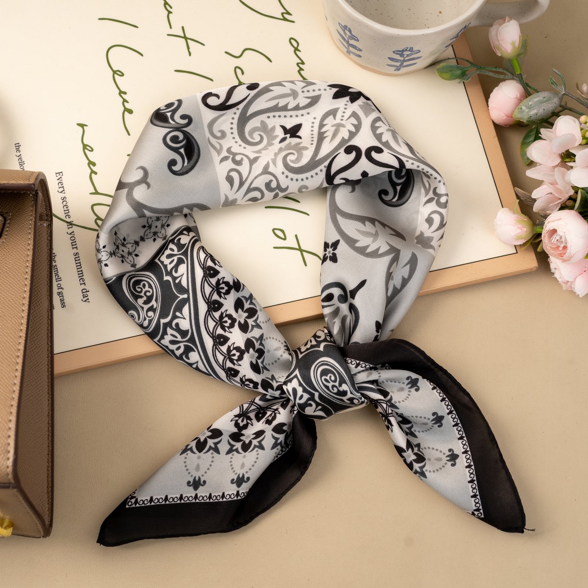 Kwadratowy szalik 70x70 poliester z efektem jedwabiu, eleganckie, kwiatowe wzory w stylu vintage