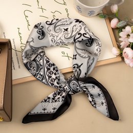 Firkantet tørklæde 70x70 polyester silkeeffekt vintage chikke blomstermønstre