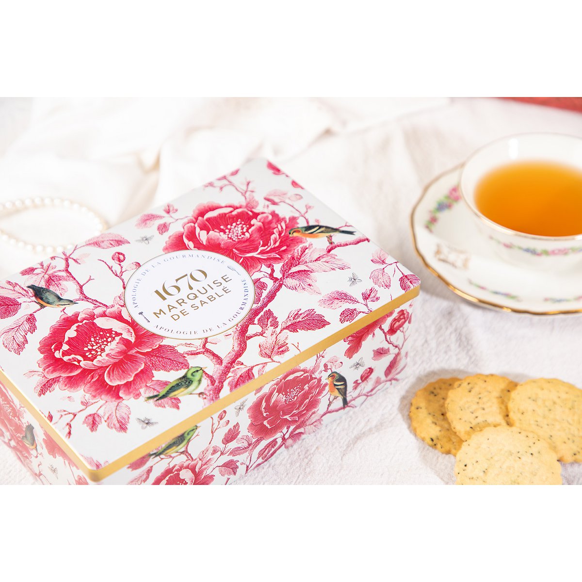 Shortbread biscuits assortment of raspberry, apple and caramel shortbread and Earl Gray tea - "Oisellerie" metal box 300g - End of school year gift