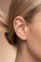 Piercing d'oreille en acier inoxydable.