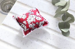 Reusable kitchen sponge with floral patterns in red, white, sky blue, flamingo, and yellow bee designs. Eco-friendly and washable sponge for sustainable cleaning.
