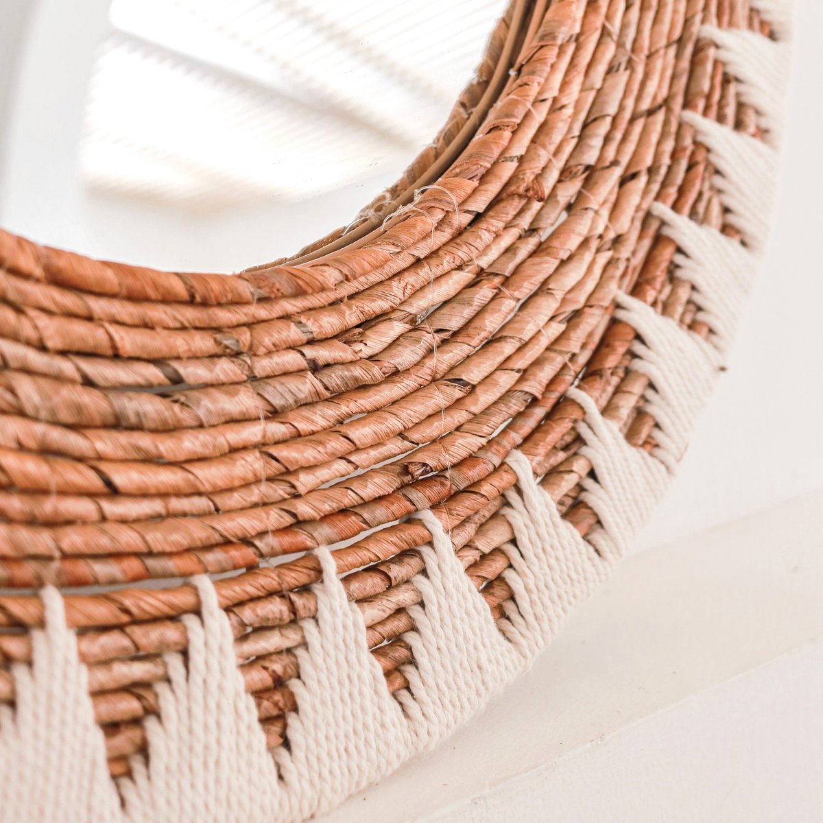 Okrągłe lustro Boho 60 cm | Ręcznie tkane lustro ścienne AWAN | Dekoracja ścienna ze wzorem wykonanym ze sznurków bawełnianych