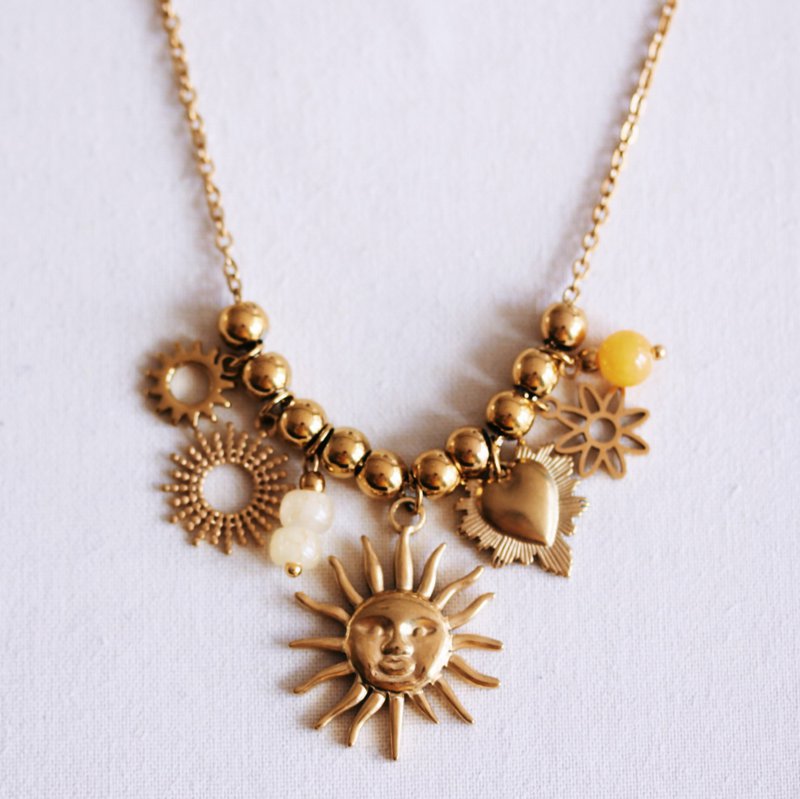 Collar de cuentas con dijes 'Besada por el sol'