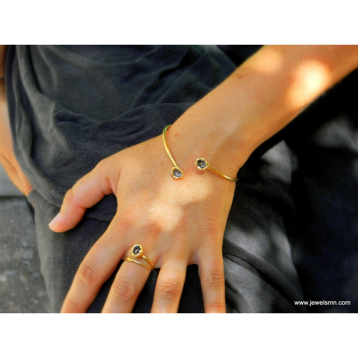 Lily Flower armmanchetarmband: 14K verguld gerecycled messing