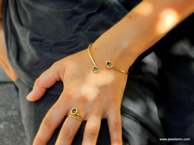 Lily Flower armmanchetarmband: 14K verguld gerecycled messing