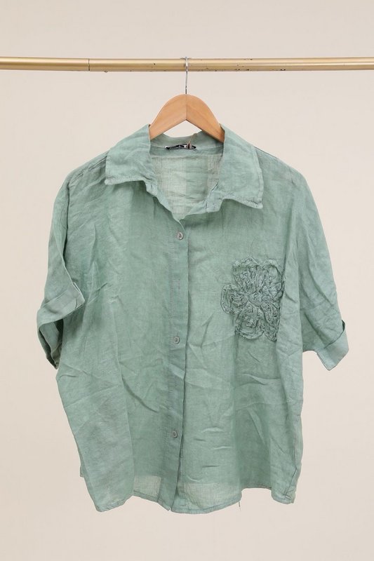 Camicia con un riferimento di fiori di lino. 20341