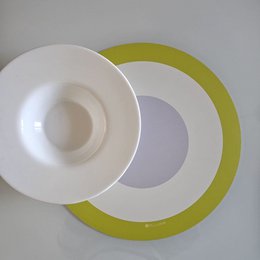 Farverigt og originalt rundt dækkeserviet Rund Orbit Lime