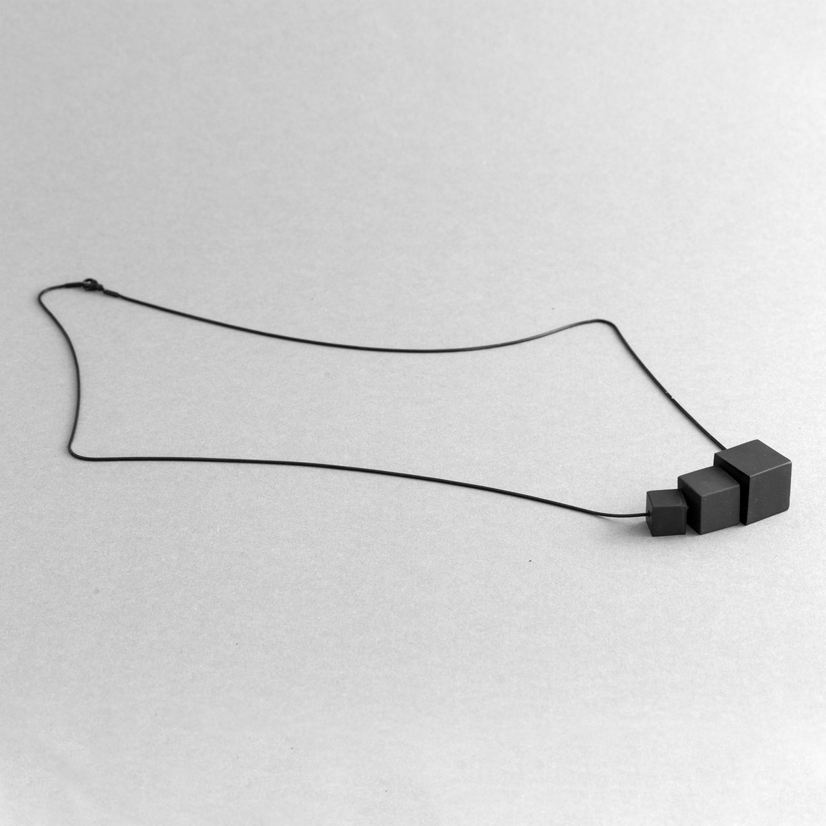 MODULOTRE – Zeitgenössische Minimal-Halskette