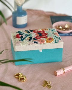 MDF Geborduurde Sieradendoos Met Bloemenkralen - 7x5x3 Inch