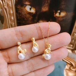 Orecchini e collana asimmetrici con gatti