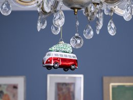 Volkswagen VW T1 Bus Glasdekoration/Weihnachtsschmuck in Geschenkbox – Rot mit Baum
