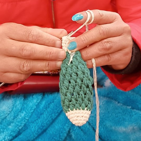Luna-Leena Schlüsselanhänger Fisch – Taschenanhänger – grün – Bio-Baumwolle – handgehäkelt in Nepal – Taschenaufhänger