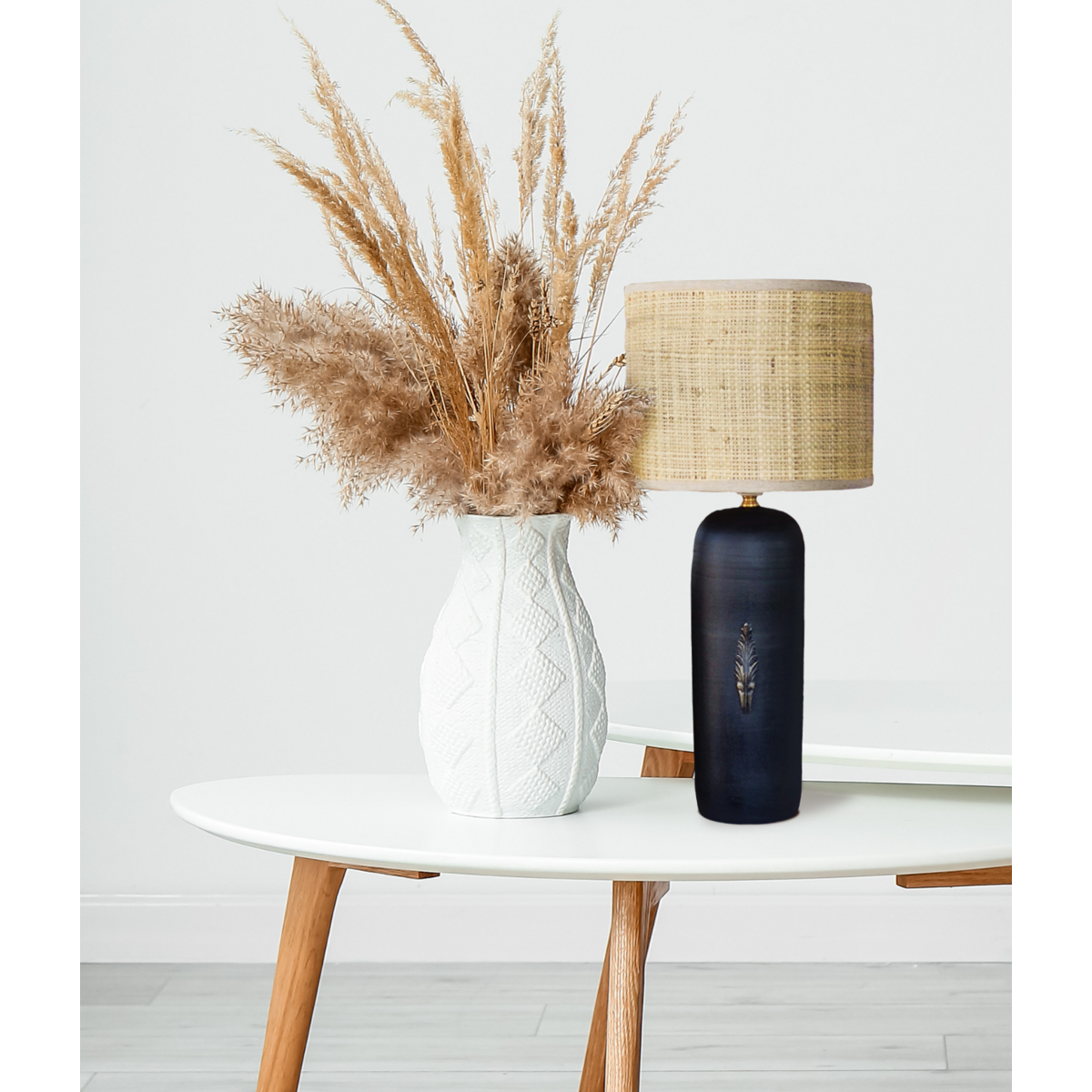 Raffia og keramik bordlampe