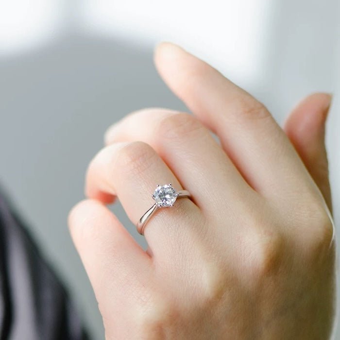 Anello solitario in moissanite a 6 artigli senza tempo