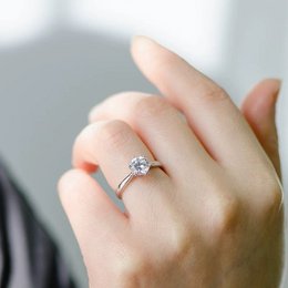 Anello solitario in moissanite a 6 artigli senza tempo