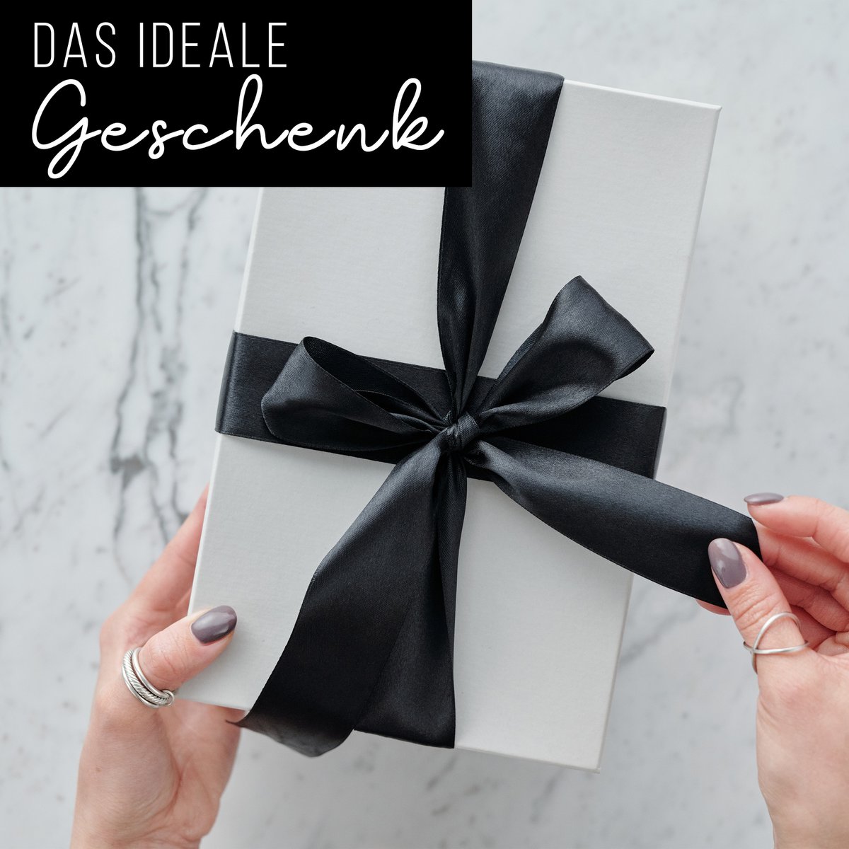 Edle Sanduhr Chronometrie I Dekorative Sanduhr fra Glas mit feinem schwarz-schimmernden Sand veredelt mit goldenen Seitstützen