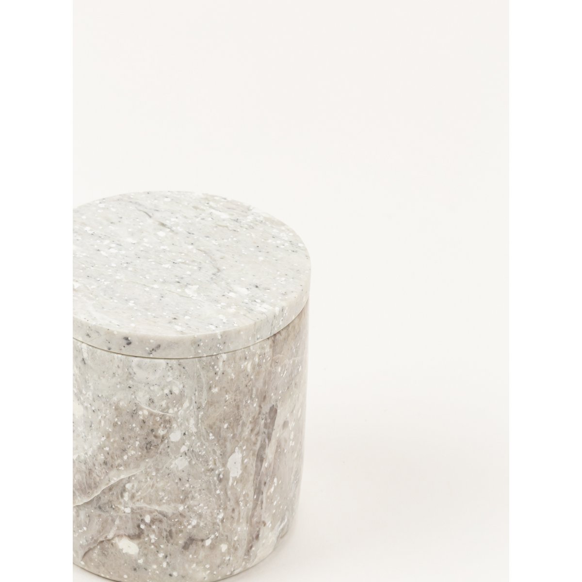 Kleine zylindrische Box aus Stein mit Natursteindeckel