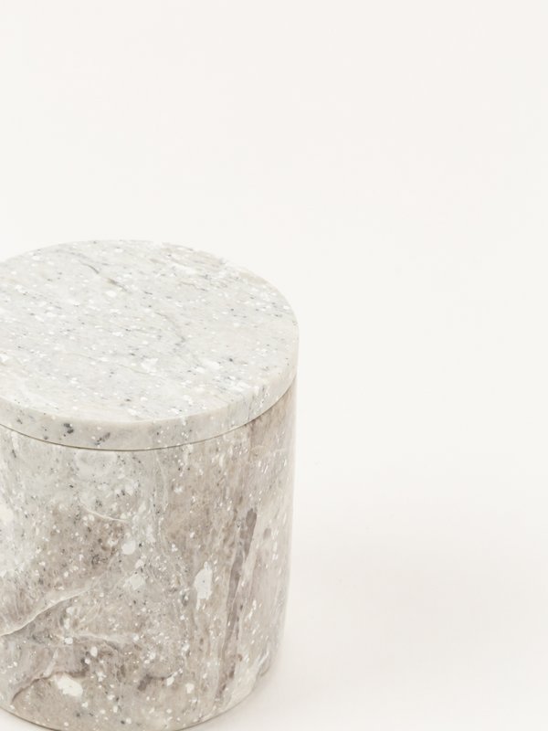 Kleine zylindrische Box aus Stein mit Natursteindeckel
