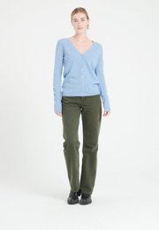LILLY 7 Himmelblå figursyet cardigan i kashmir med V-hals