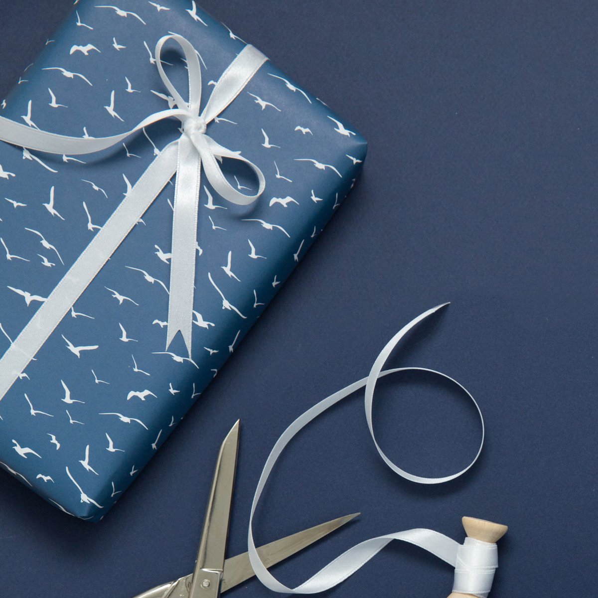 Bird wikkel papier blauw - maritiem inpakpapier met meeuwen, als een geschenkverpakking voor doop, communie of bevestiging