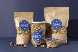 Organic granola brittle apple, available in 750g bag, 300g bag, and 750g jar. Made with natural ingredients, this granola features a crunchy apple flavor.