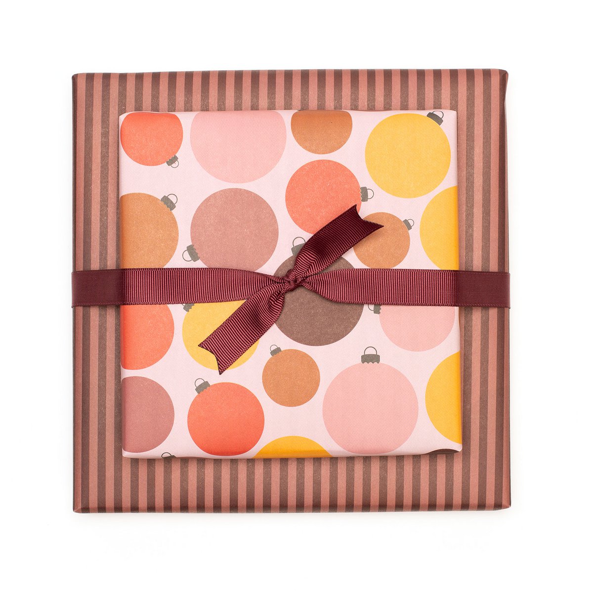 Weihnachtsgeschenkpapier mit Christbaumkugeln, edle Geschenkverpackung mit Weihnachtskugeln aus nachhaltigem Geschenkpapier Weihnachten