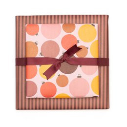 Weihnachtsgeschenkpapier mit Christbaumkugeln, edle Geschenkverpackung mit Weihnachtskugeln aus nachhaltigem Geschenkpapier Weihnachten