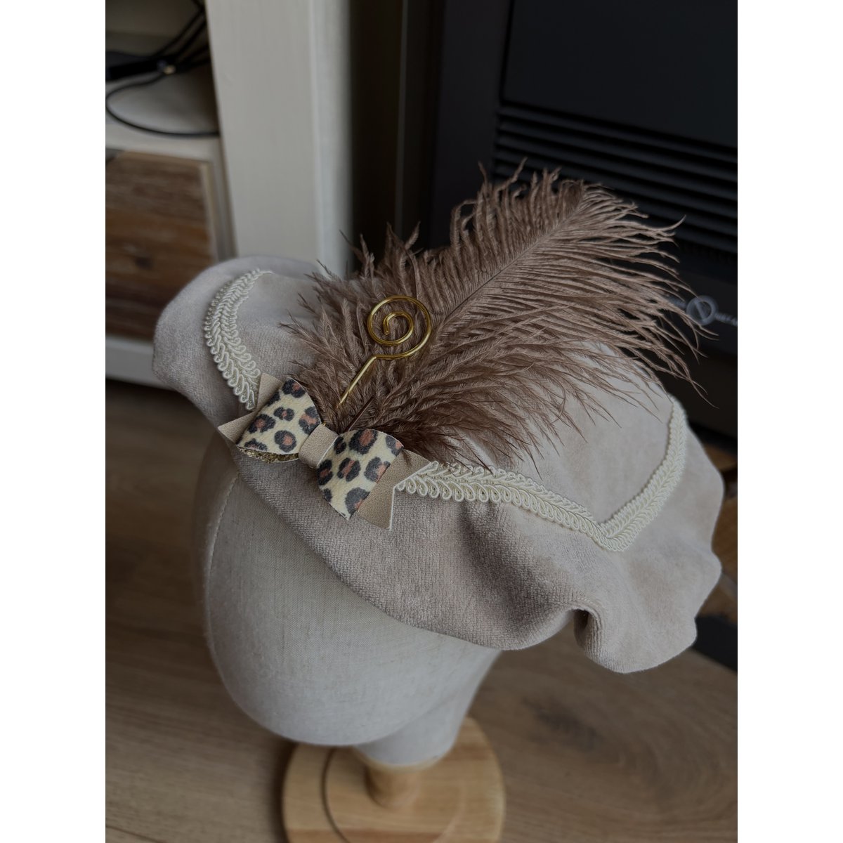 Pete-Hut – Beige mit Tiger-Print-Schleife