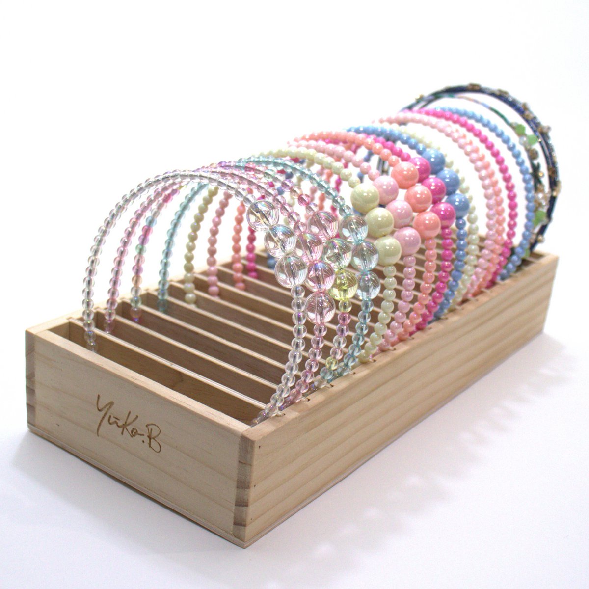 YUKO B HEADBAND OFFER. Wooden display including the entire collection of headbands, 2 per model and 34 in total
