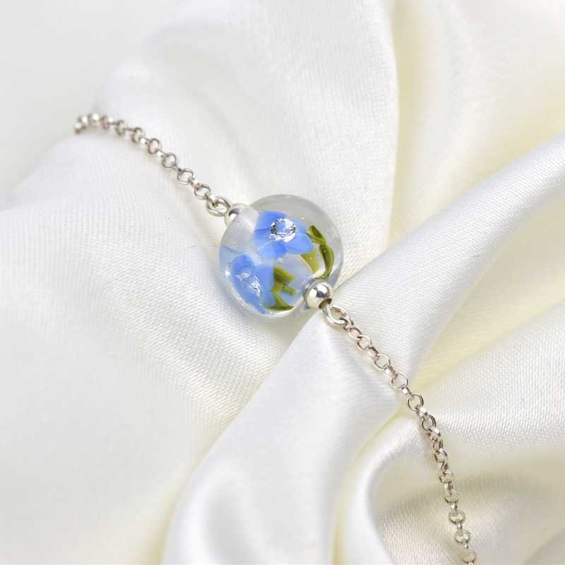 Essentielt armbånd med periwinkle glas blomster