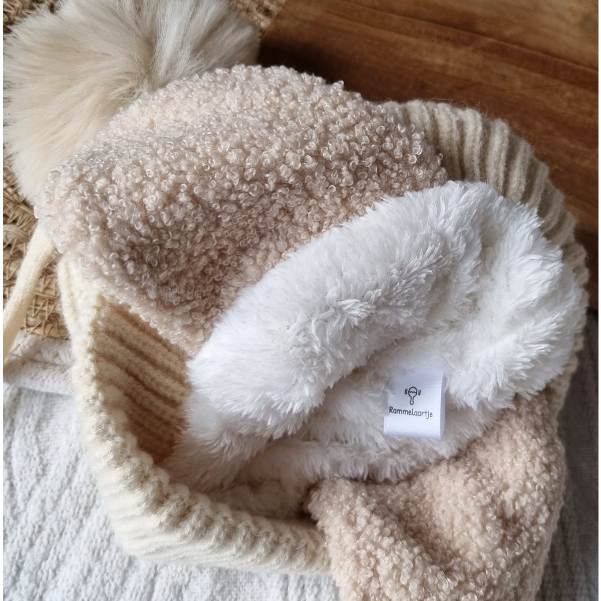 Baby Winter Muts Met Oorwarmers en Pompon - Beige