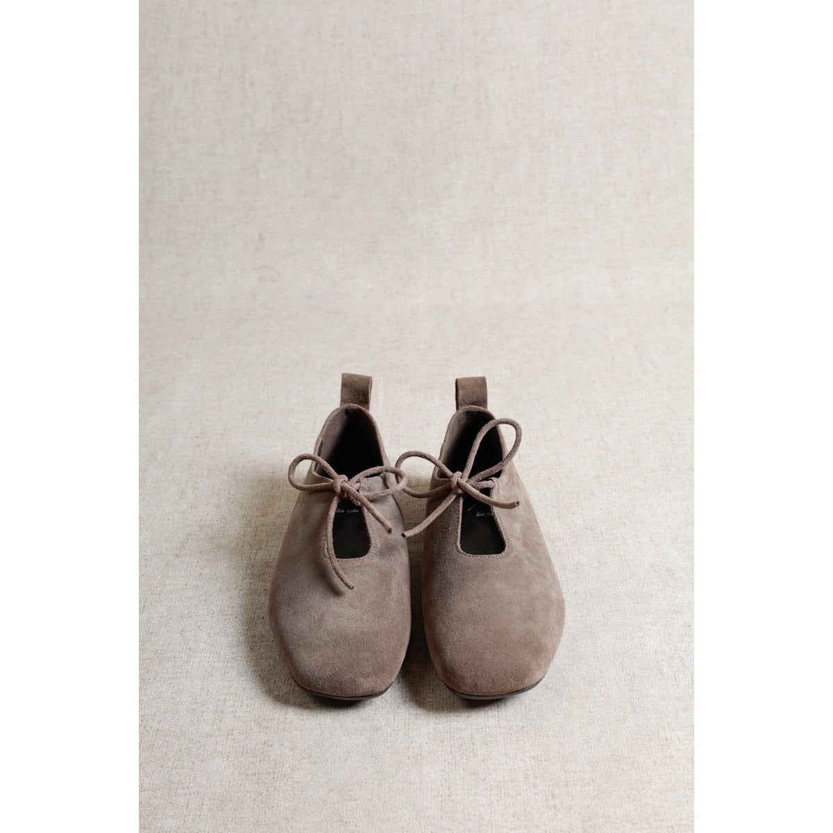 KATY DARK TAUPE – Ballerinas aus weichem Leder mit Schnürung vorne