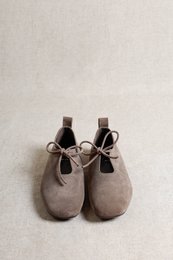 KATY DARK TAUPE – Ballerinas aus weichem Leder mit Schnürung vorne